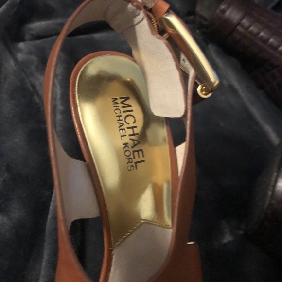Michael Kors tan Leather heels supportive straps gold buckles offer good support - Picture 5 of 13